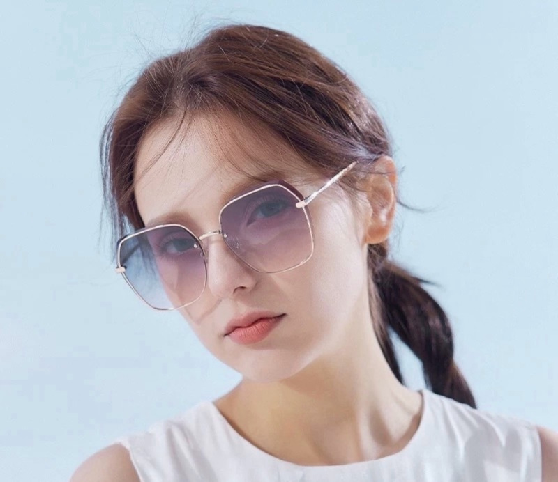 Солнцезащитные очки женские с металлической оправой Chanel