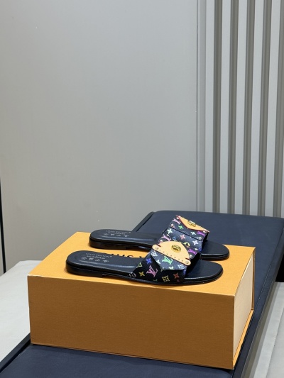Шлёпанцы Louis Vuitton