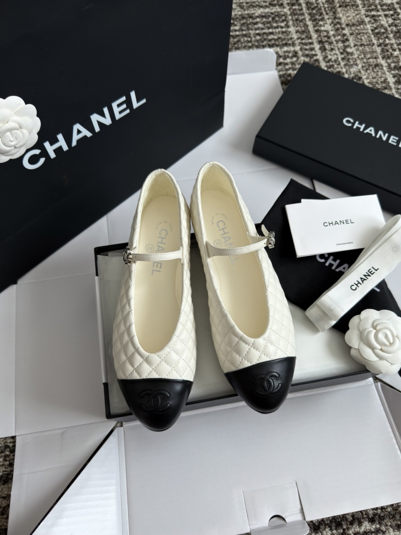 Женские балетки с тиснением и декоративным ремешком Chanel