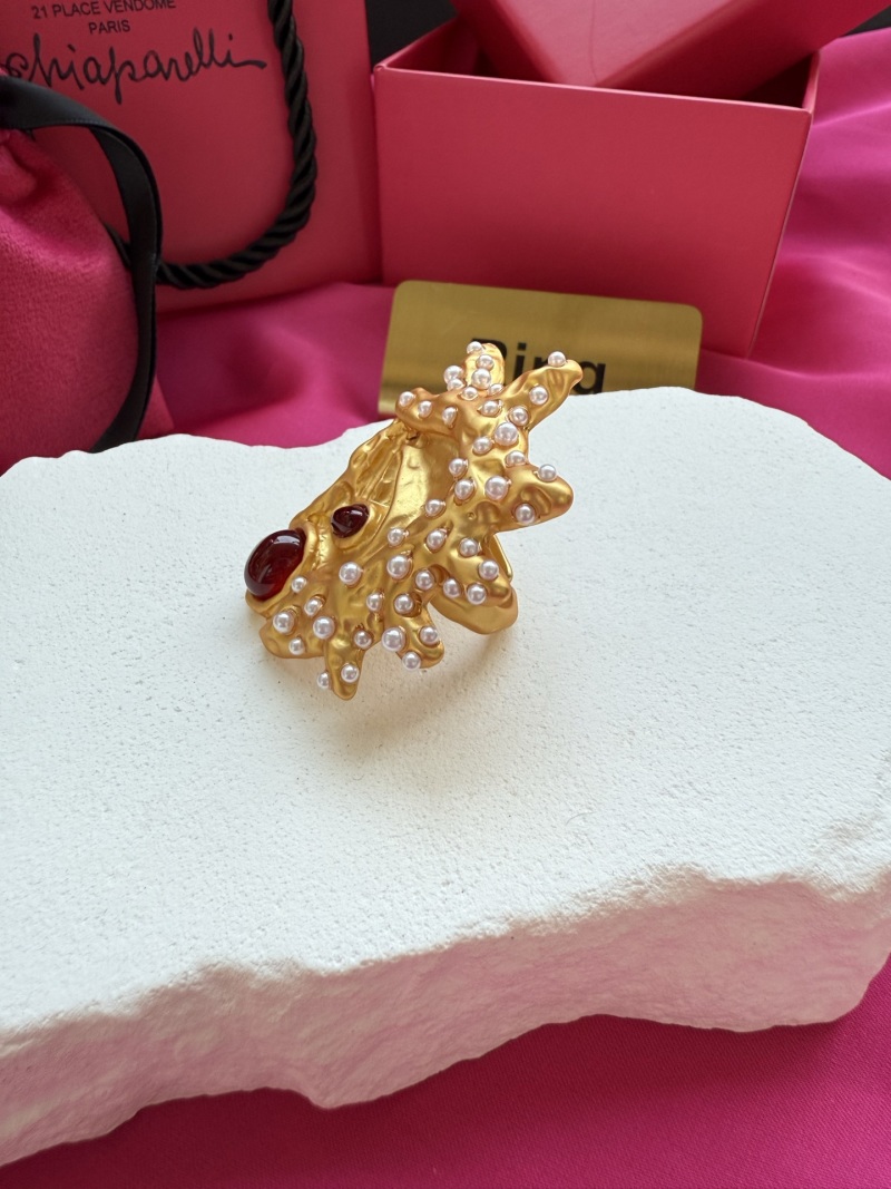 Золотистое кольцо с красными камнями и жемчугом Schiaparelli