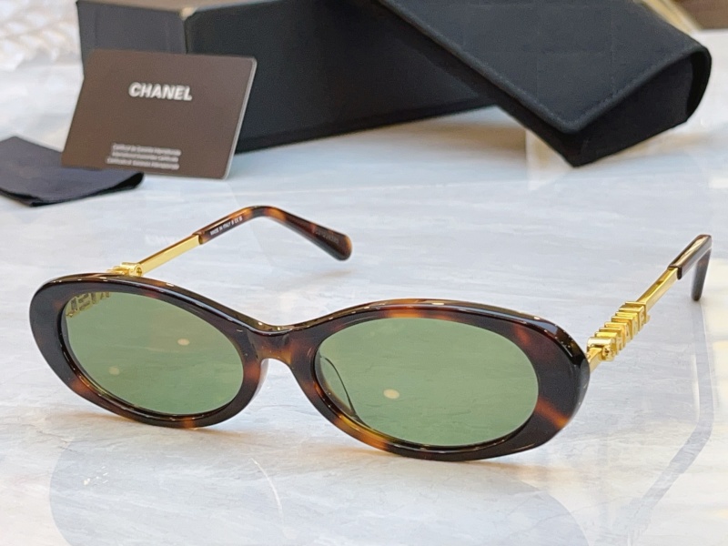 Солнцезащитные очки Chanel, модель CH5565A, черные
