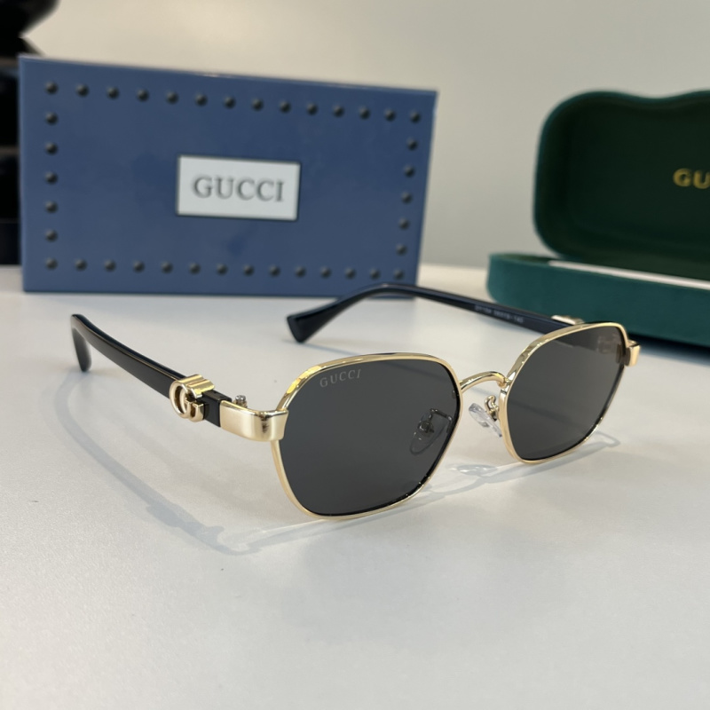 Солнечные очки Gucci с золотой оправой