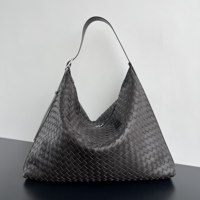 Сумка-хобо Bottega Veneta Traveller из плетеной кожи