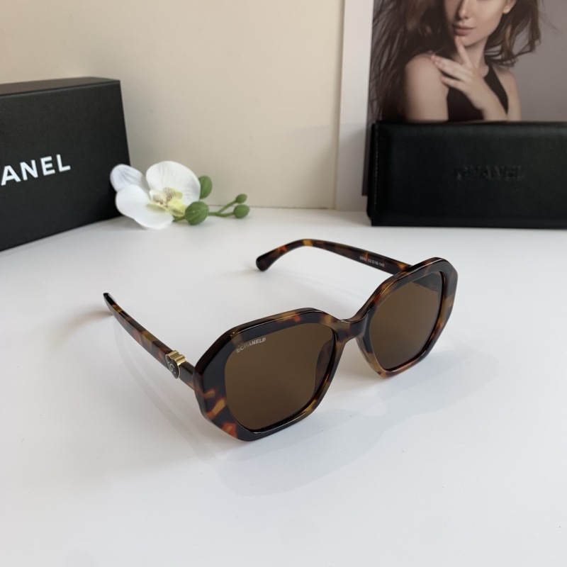 Солнечные очки Chanel в оправе под черепаху