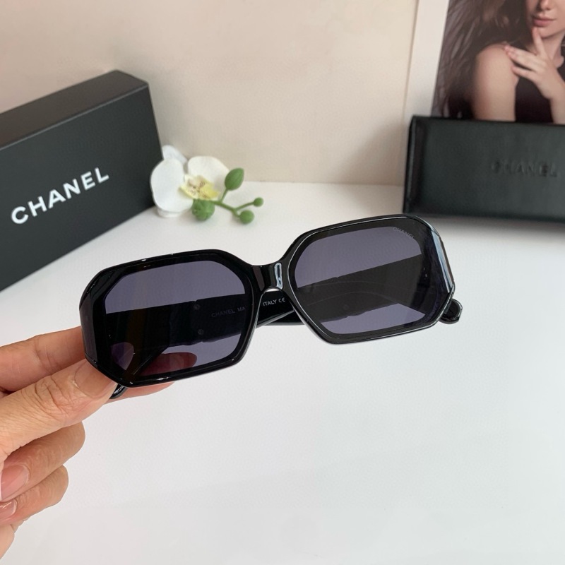 Стильные черные солнцезащитные очки Chanel с геометрической оправой
