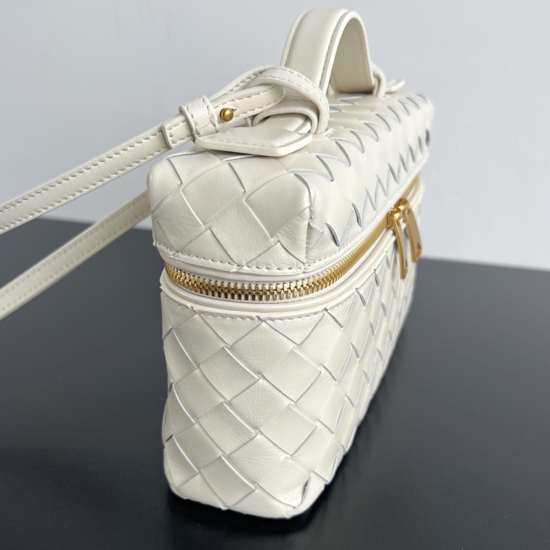 Плетеная косметичка Bottega Veneta