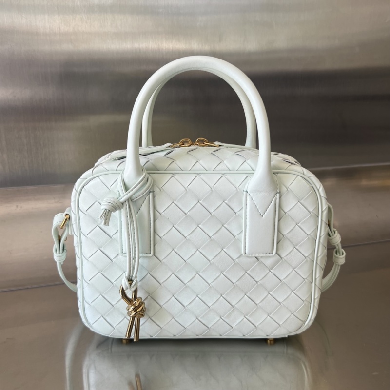 Сумка Bottega Veneta белая мини с плетением
