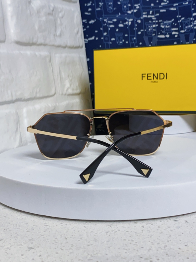 Солнечные очки Fendi золотистая оправа