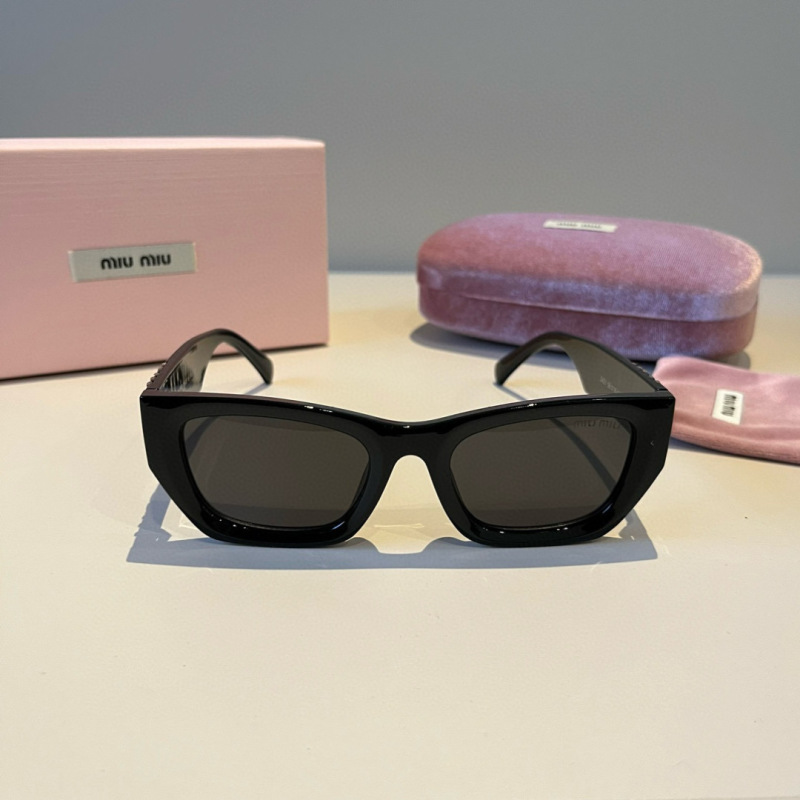 Солнцезащитные очки Miu Miu чёрные