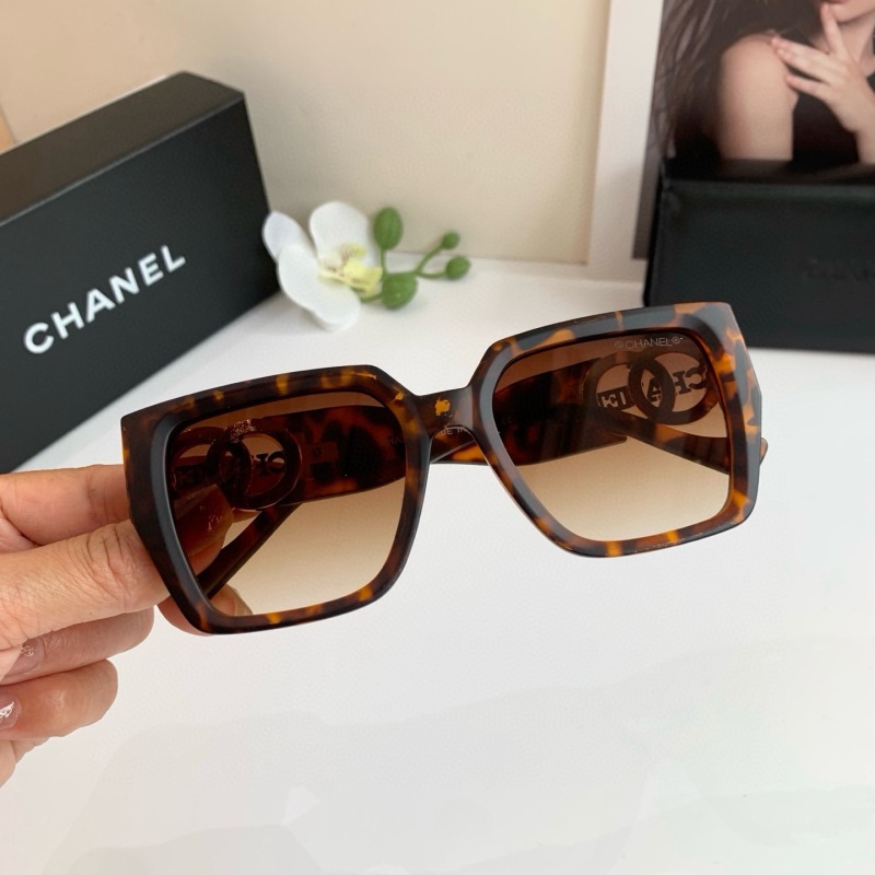 Солнцезащитные очки Chanel в квадратной черепаховой оправе