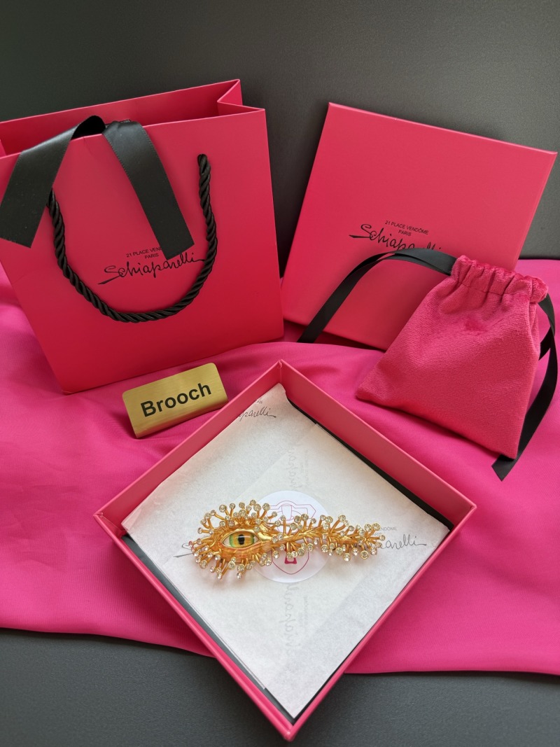 Брошь Schiaparelli в виде глаза
