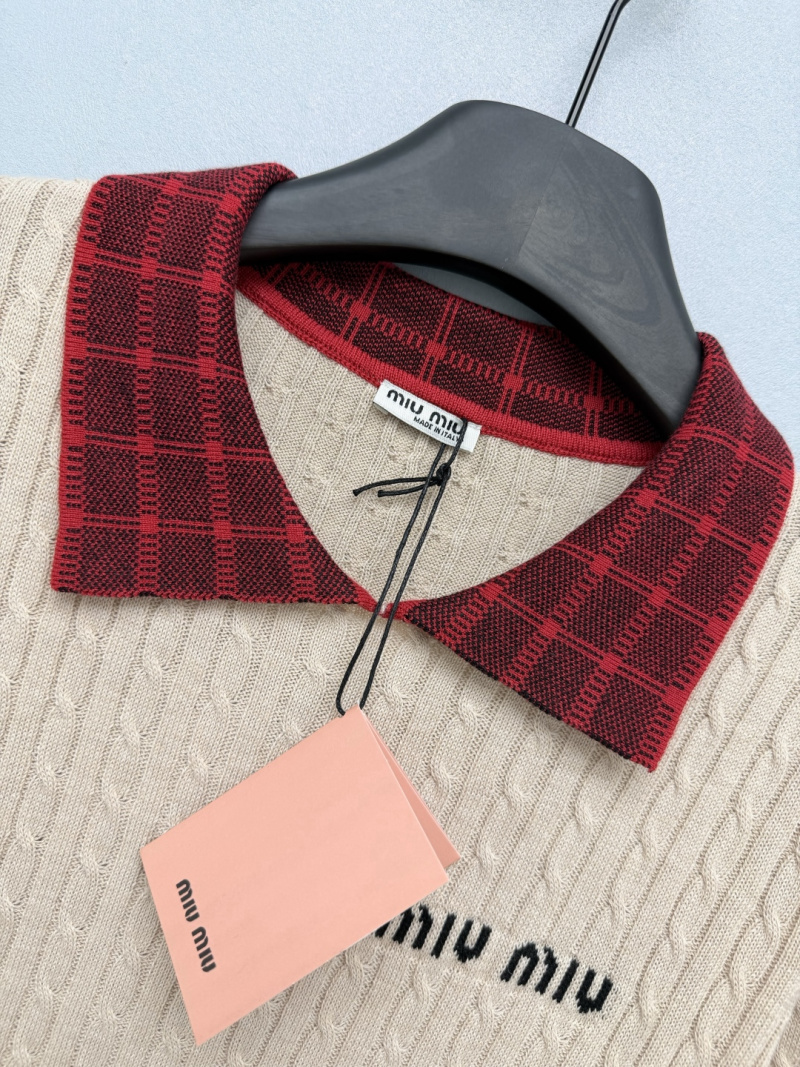Модный свитер Miu Miu с клетчатым воротником