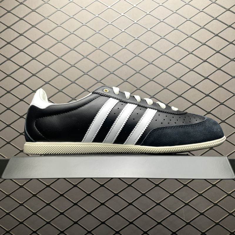 Мужские кроссовки чёрного цвета с белыми полосами Adidas