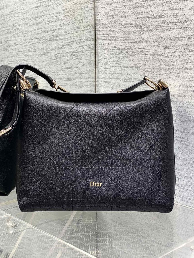 Черная сумка Dior с золотой фурнитурой
