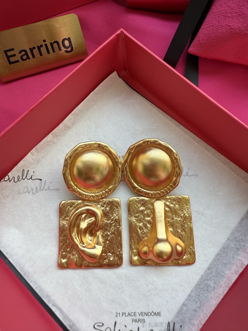 Золотистые серьги в форме уха и носа Schiaparelli