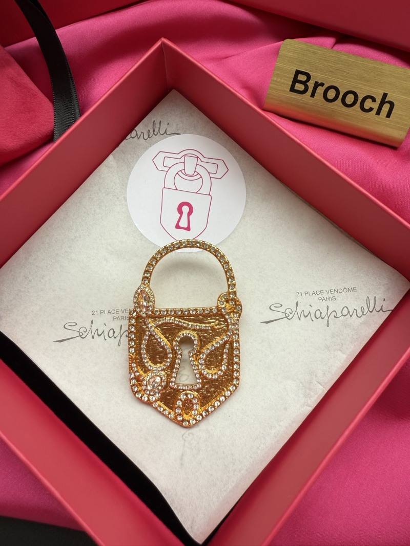 Брошь в виде замка от Schiaparelli