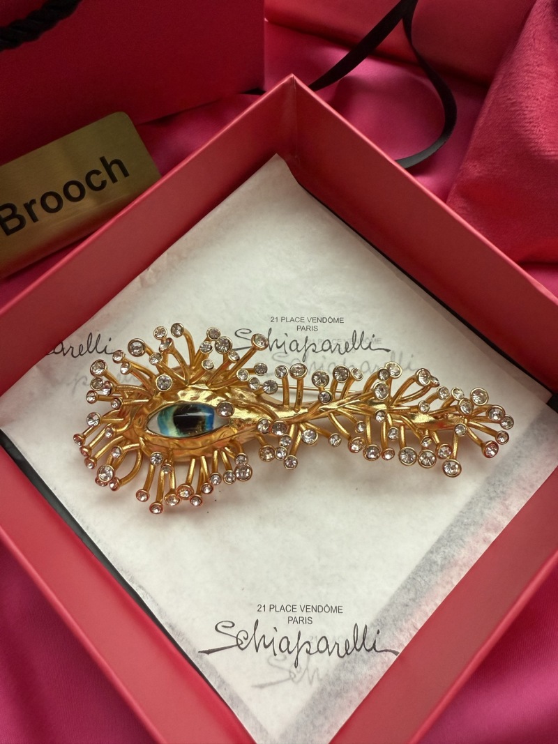 Брошь Schiaparelli с глазом