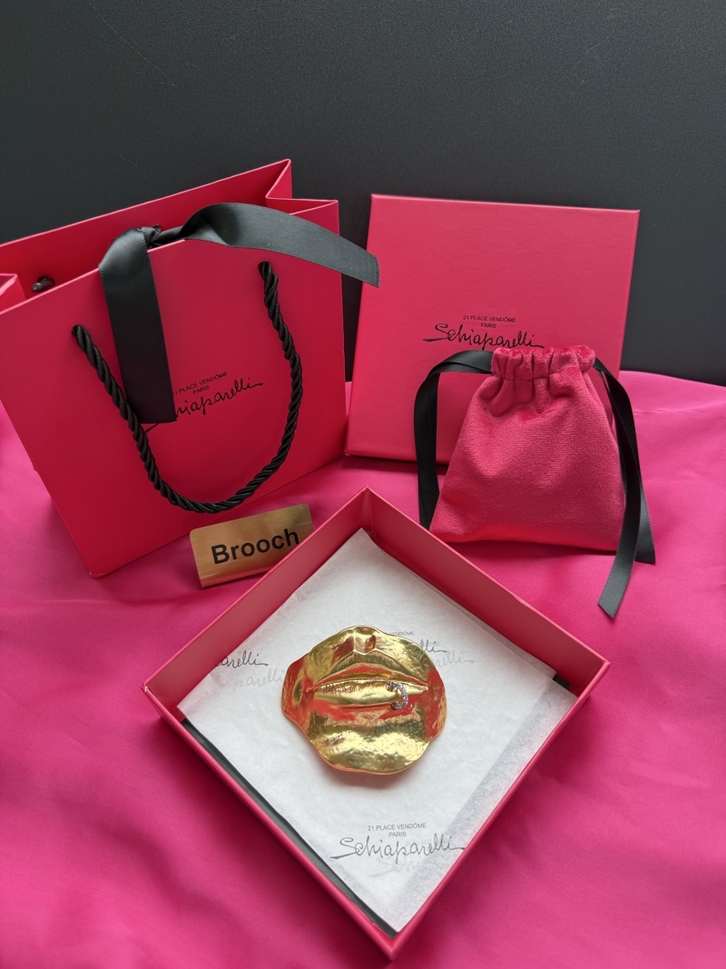 Брошь в виде губ с кольцом Schiaparelli