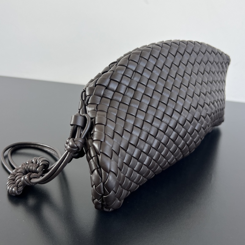 Черная плетеная сумка-клатч Bottega Veneta