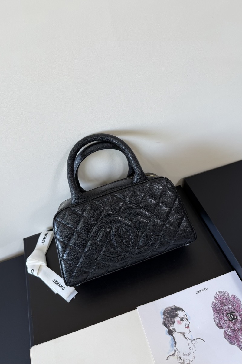 Винтажная черная кожаная сумка Chanel