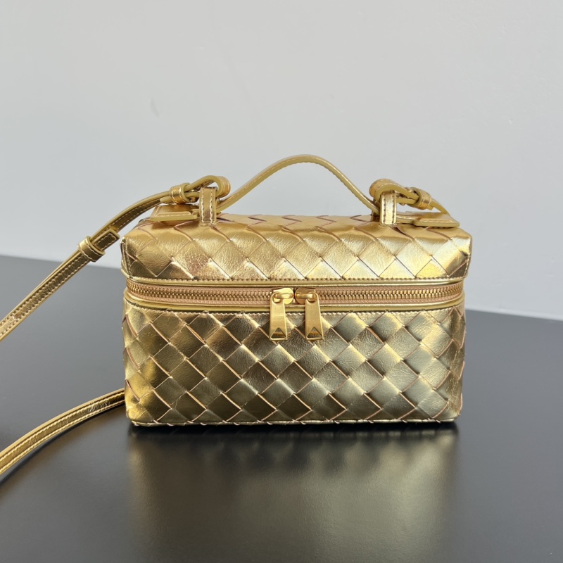 Золотая косметичка Bottega Veneta плетение Intrecciato