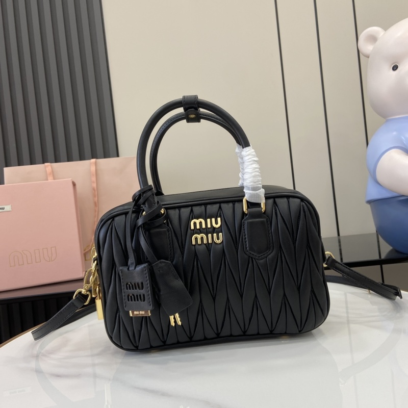 Черная сумка Miu Miu с ручками