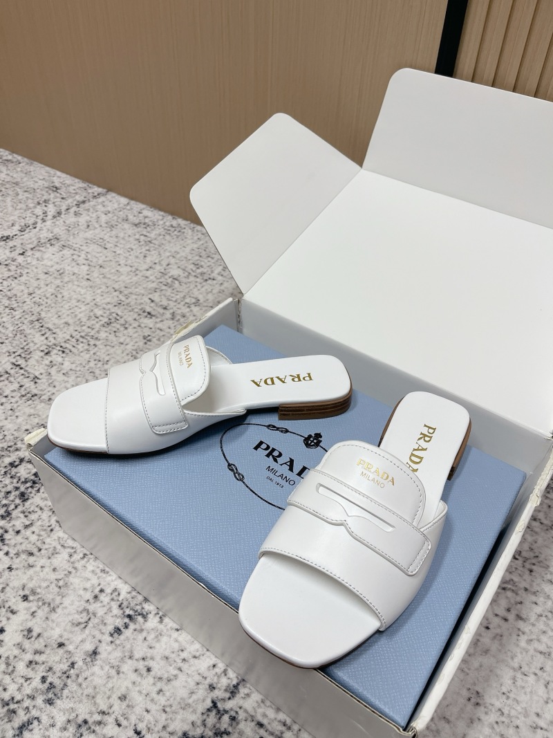 Женские босоножки Prada белого цвета