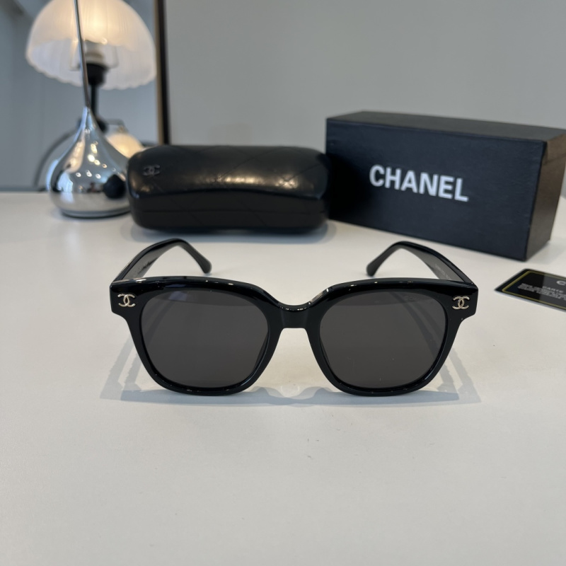 Чёрные солнцезащитные очки CHANEL с золотыми деталями и широкими дужками
