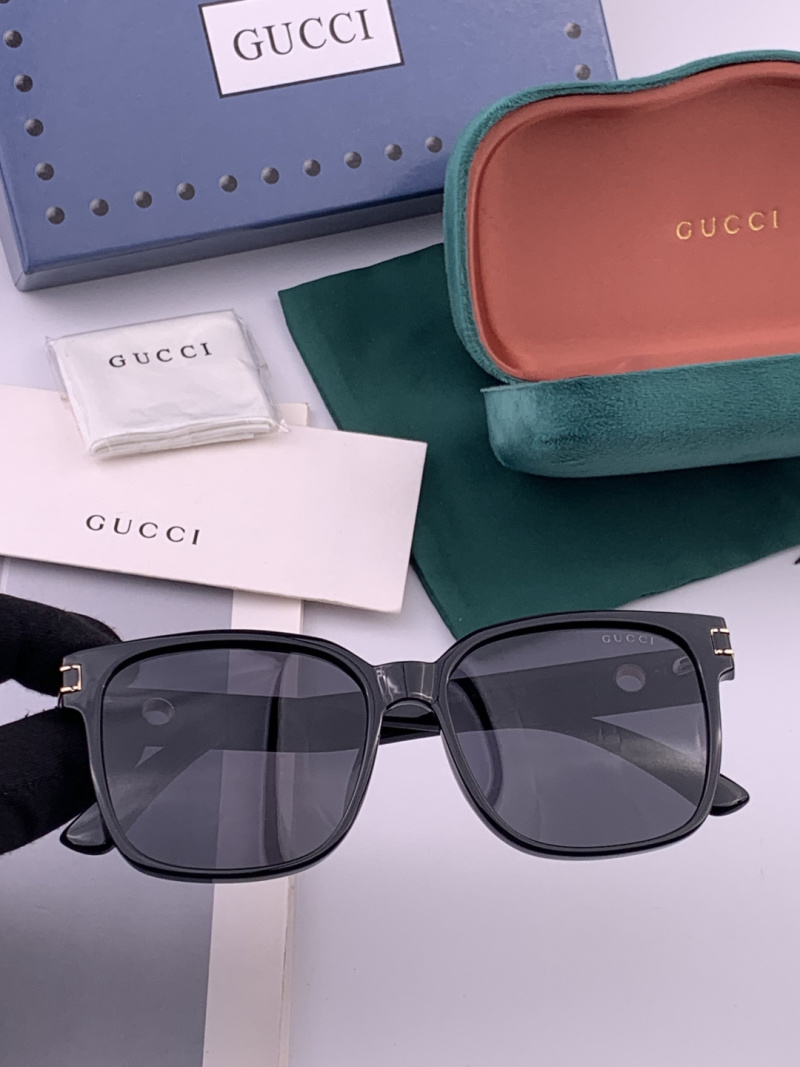 Солнцезащитные очки в квадратной оправе Gucci