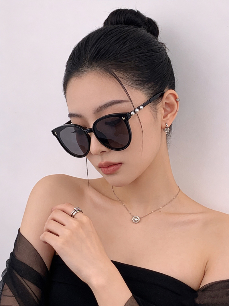 Женские солнцезащитные очки Chanel с жемчужным декором