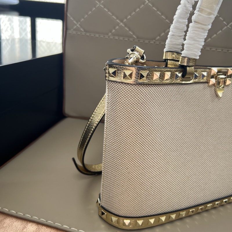 Сумка GARAVANI ROCKSTUD с заклепками Valentino Garavani