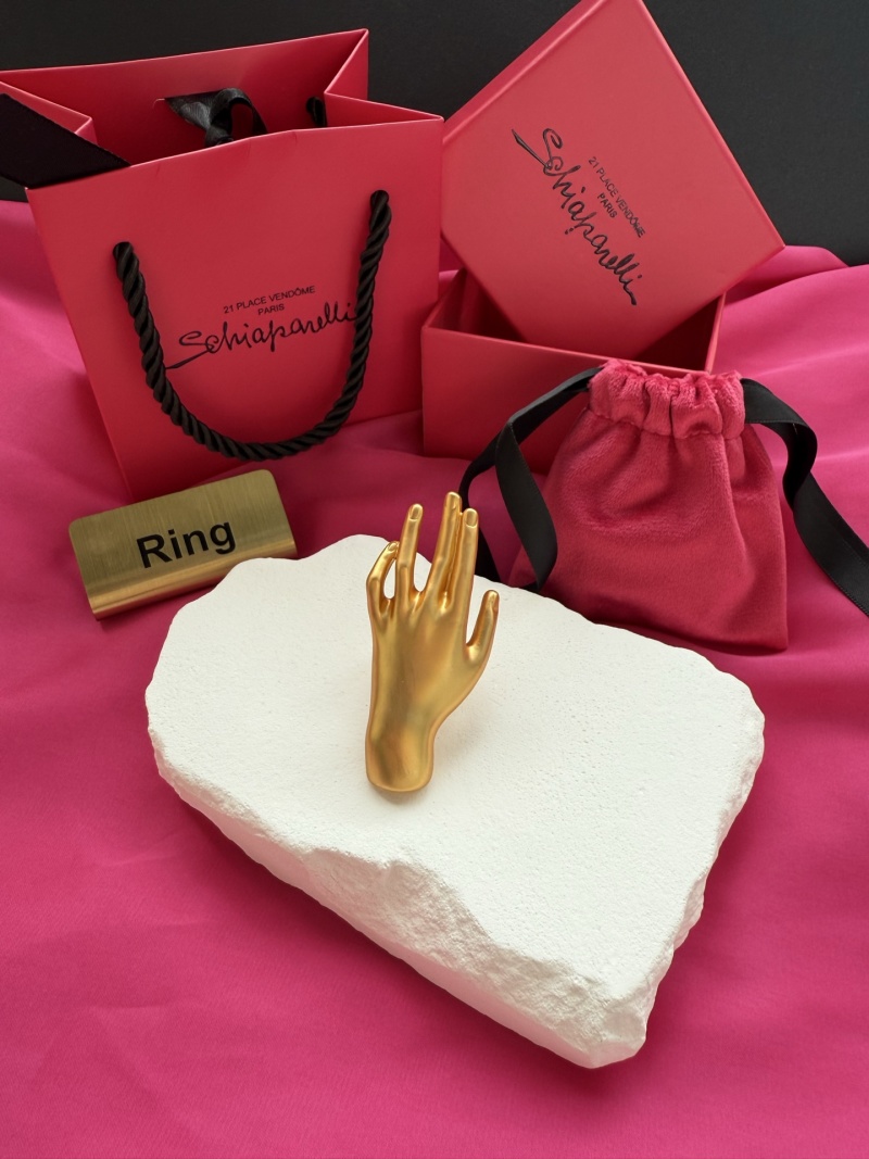Золотистое кольцо в форме руки Schiaparelli
