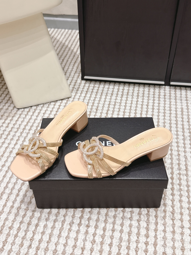 Женские шлёпанцы Chanel с кристаллами и цепями