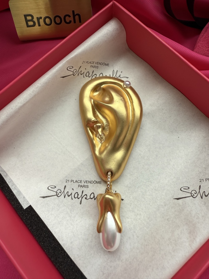 Брошь в виде уха с жемчугом Schiaparelli