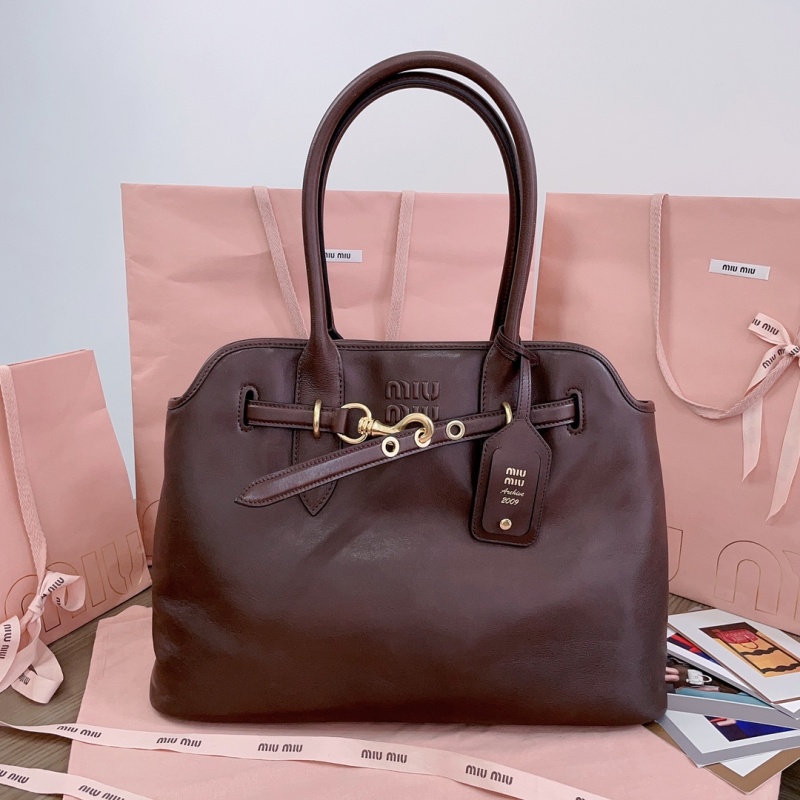 Сумка Miu Miu из мягкой кожи с золотистой фурнитурой