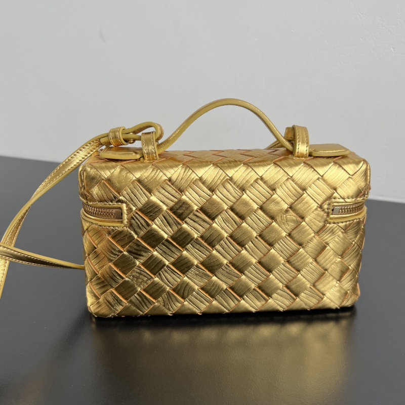 Плетеная косметичка Bottega Veneta золотого цвета