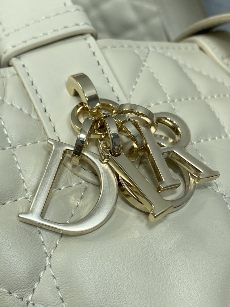 Сумка Dior Lady Dior белого цвета