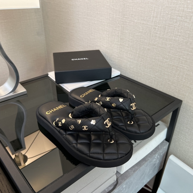 Женские шлёпанцы Chanel с логотипом и декоративными элементами