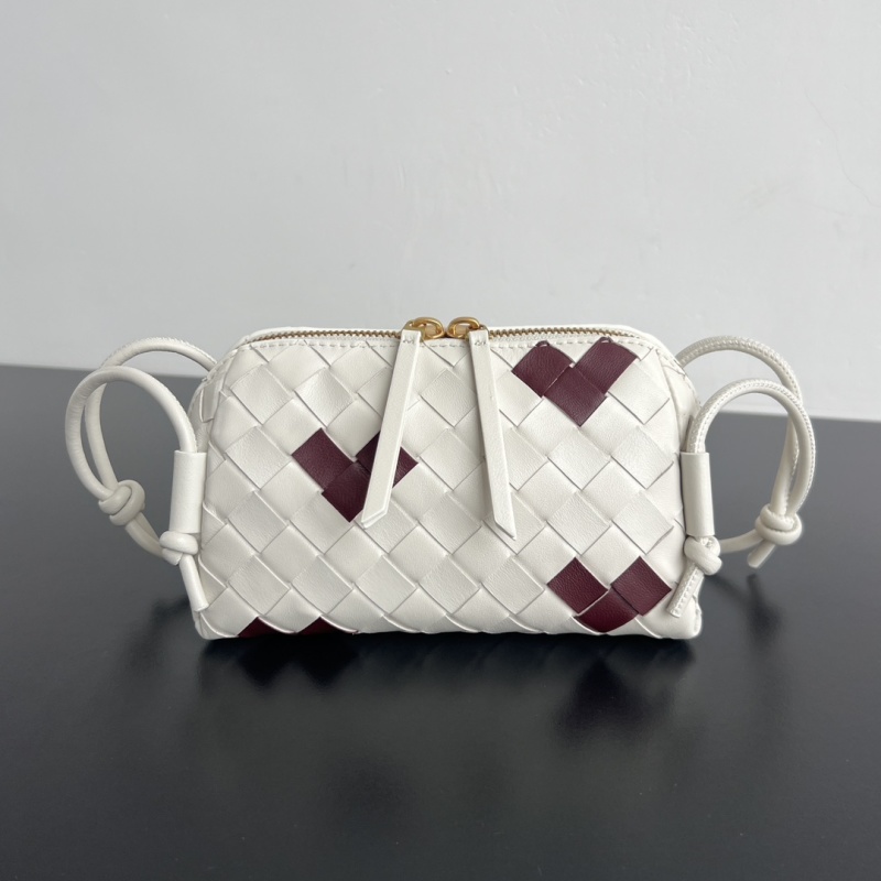 Сумка-клатч Bottega Veneta с плетением Intrecciato