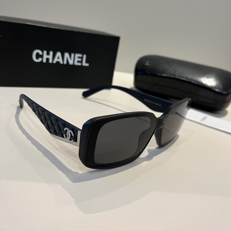 Солнцезащитные очки Chanel с квадратной оправой и узором на дужках