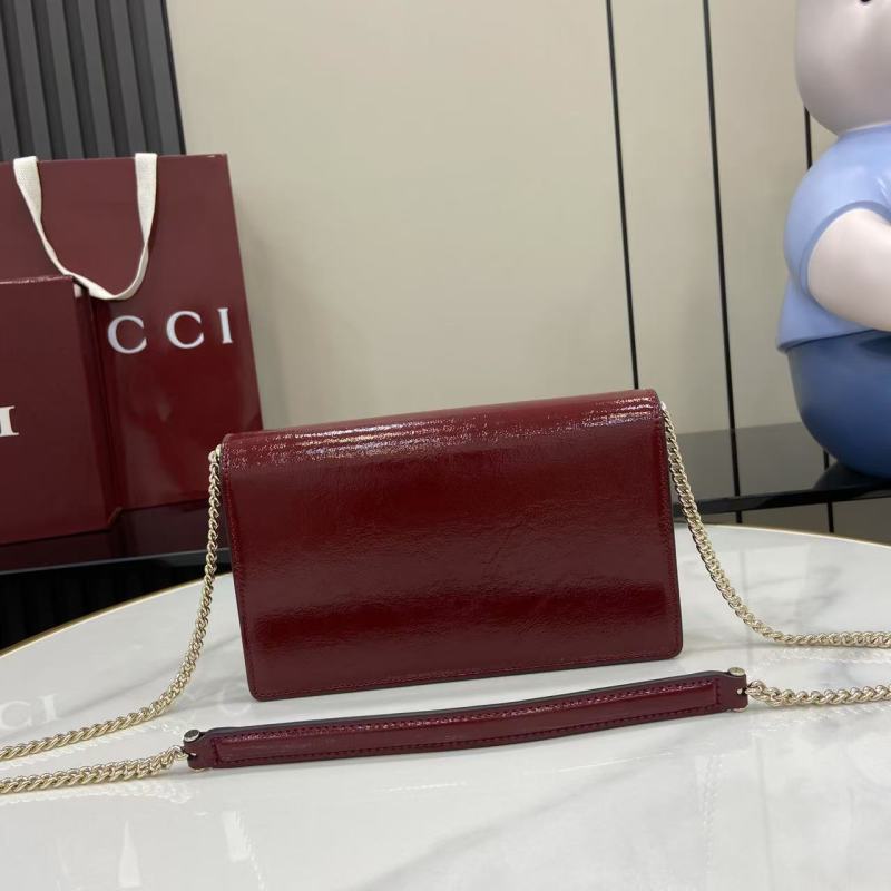 Красная сумка-клатч Gucci с цепочкой