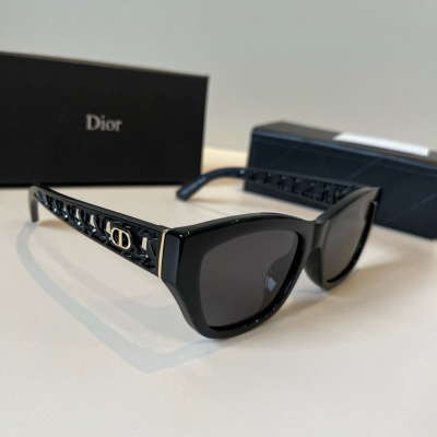 Солнцезащитные очки Dior черные