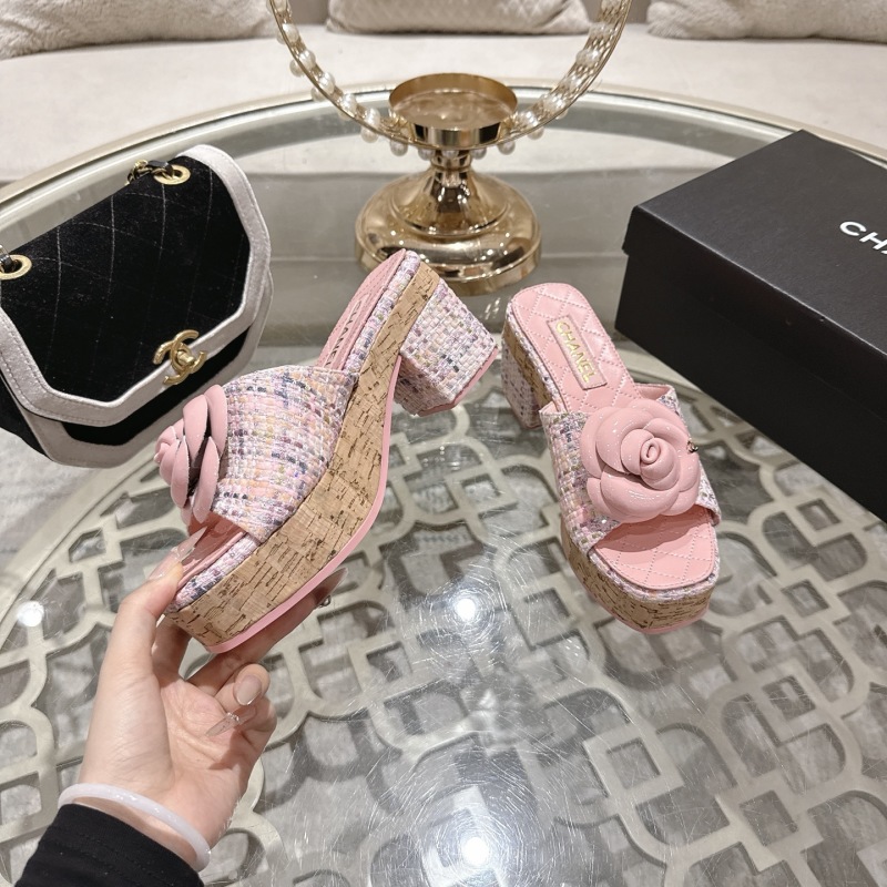 Женские шлепанцы с камелией на платформе Chanel