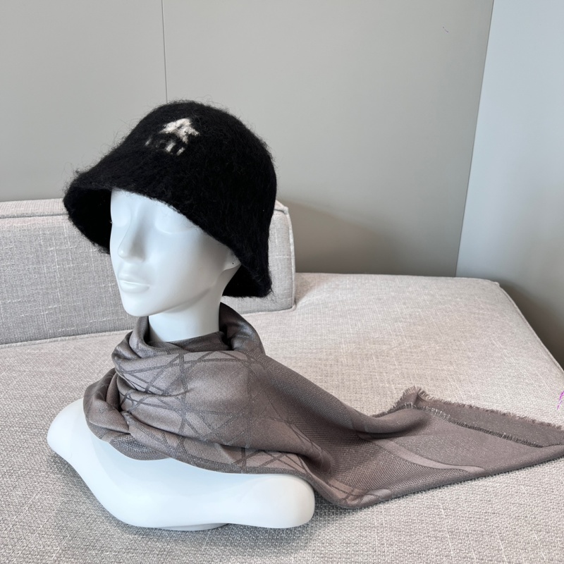 Шарф Christian Dior коричневый, 140x140 см, шерсть и шелк