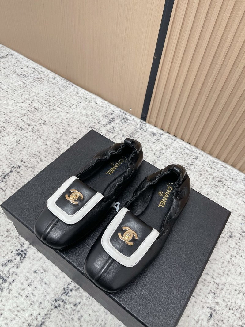Женские балетки черного цвета с квадратным носком и декоративной пряжкой Chanel