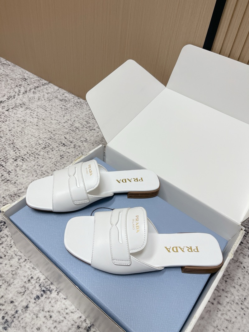 Женские босоножки Prada белого цвета