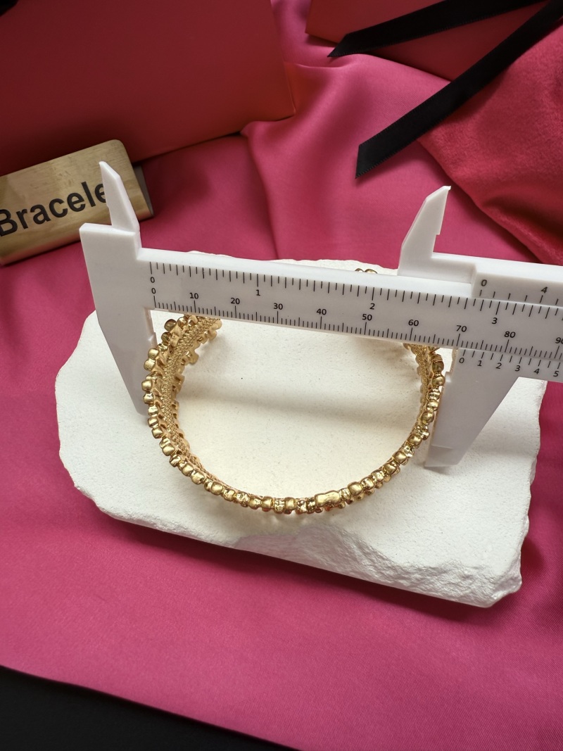 Брошь в виде короны Schiaparelli