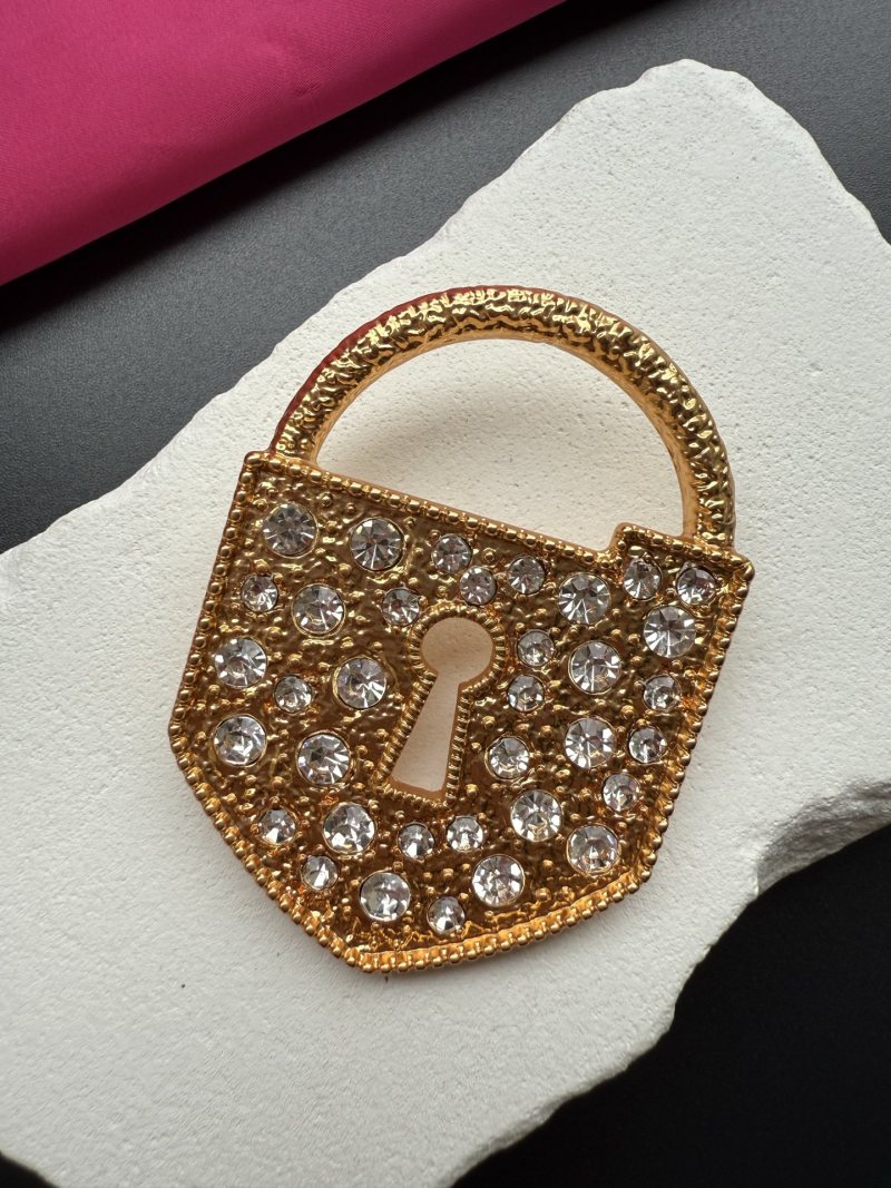 Брошь в виде замка Schiaparelli