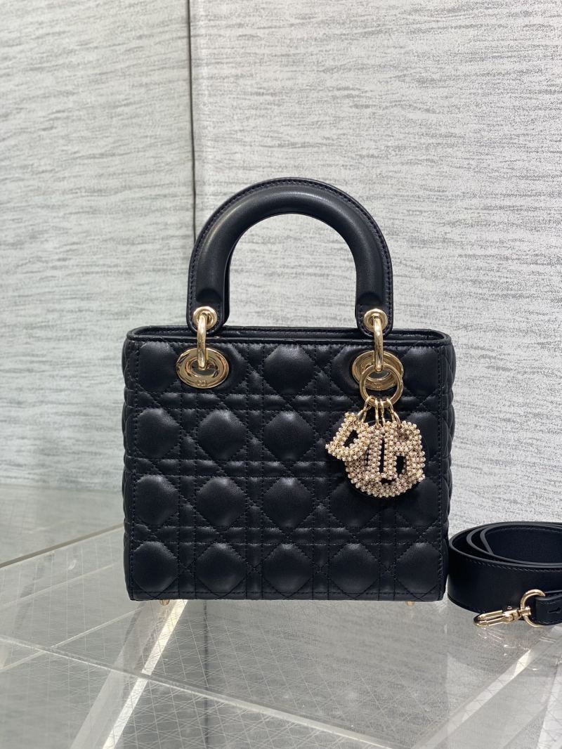 Черная сумка Lady Dior с декором