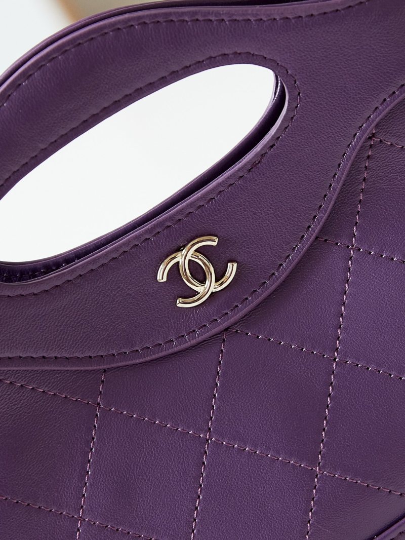 Пурпурная сумка Chanel с декоративной ручкой и цепочным ремнем